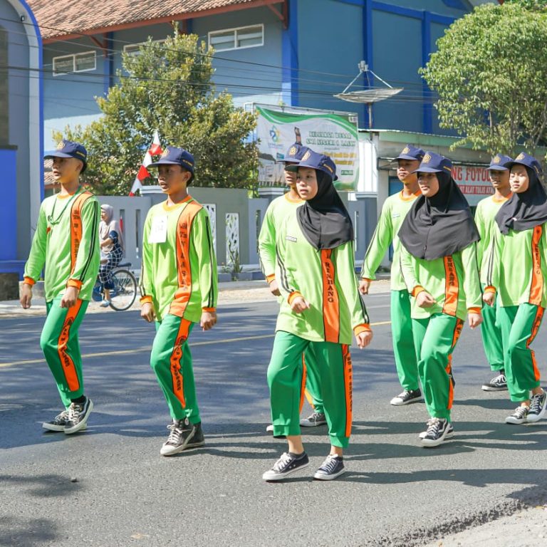 Tim Gerak Jalan MTsN 1 Rembang Rebut Juara 1 Se-Kecamatan Lasem