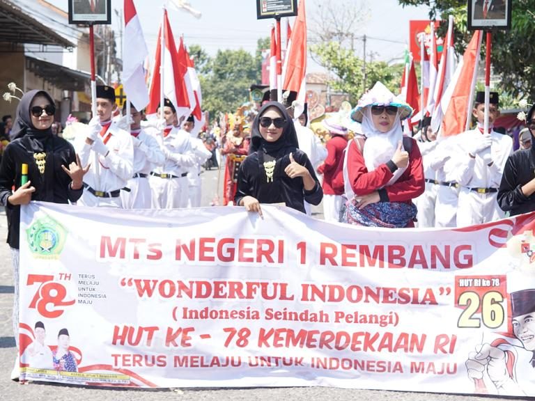 Meriahkan Karnaval Kemerdekaan, MTsN 1 Rembang Usung Tema “Wonderful Indonesia”