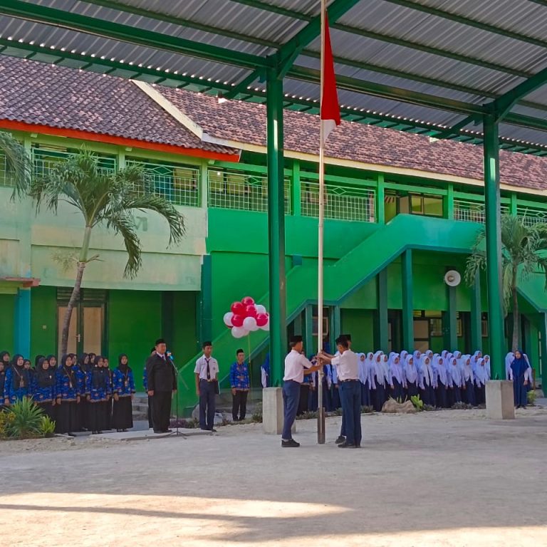 Peringati HUT RI ke-78, MTsN 1 Rembang Gelar Upacara Bendera