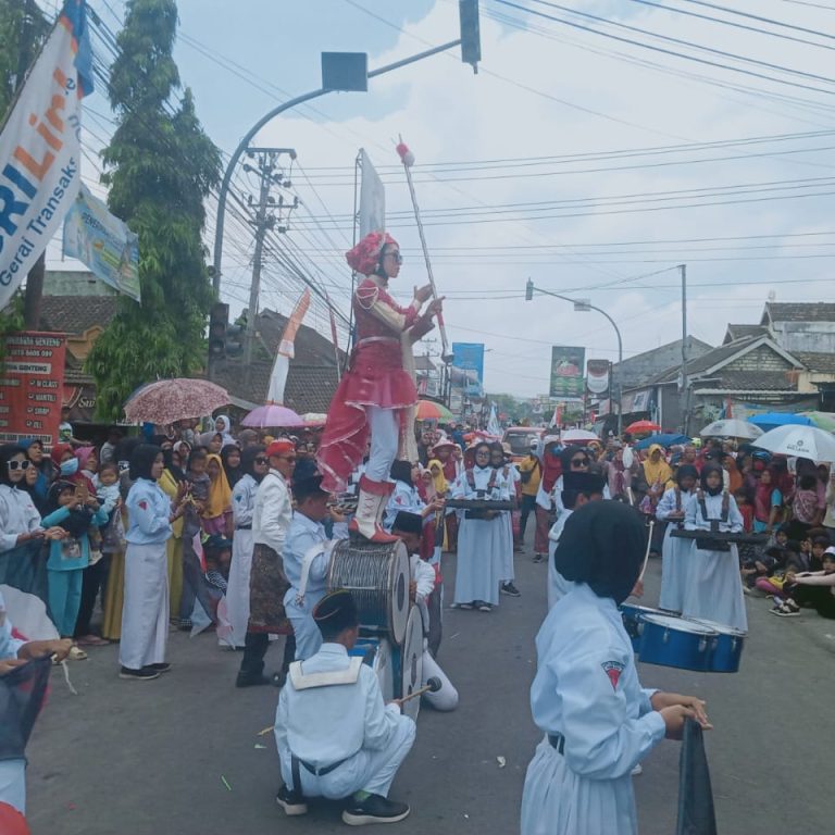 MTsN 2 Rembang Semarakkan Karnaval HUT RI Kecamatan Pamotan