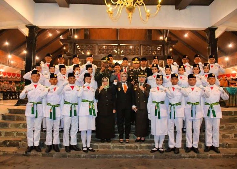 Bupati Kukuhkan 27 Paskibraka Kabupaten Pekalongan