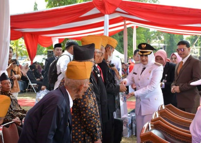 Peringati Hari Kemerdekaan RI Ke-78, Pemkab Pekalongan Salurkan Tali Asih Kepada Veteran Pejuang Kemerdekaan