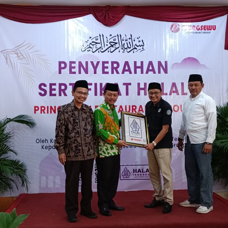 Kakanwil Kemenag Jateng, Serahkan SH Pringsewu Restoran Grup
