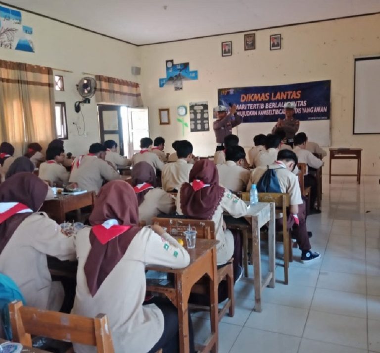 Anggota Pramuka MAN 1 Brebes Dapat Edukasi Tertib Berlalu Lintas