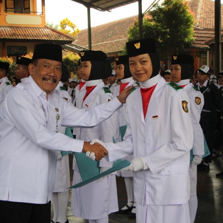 Sukses Jalankan Tugas Mulia, 14 Paskibra MTsN 3 Banjarnegara Terima Penghargaan Dari Madrasah