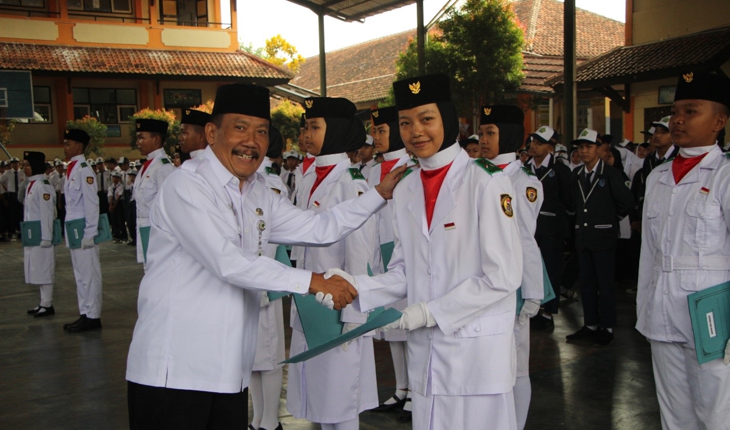 Sukses Jalankan Tugas Mulia, 14 Paskibra MTsN 3 Banjarnegara Terima Penghargaan Dari Madrasah
