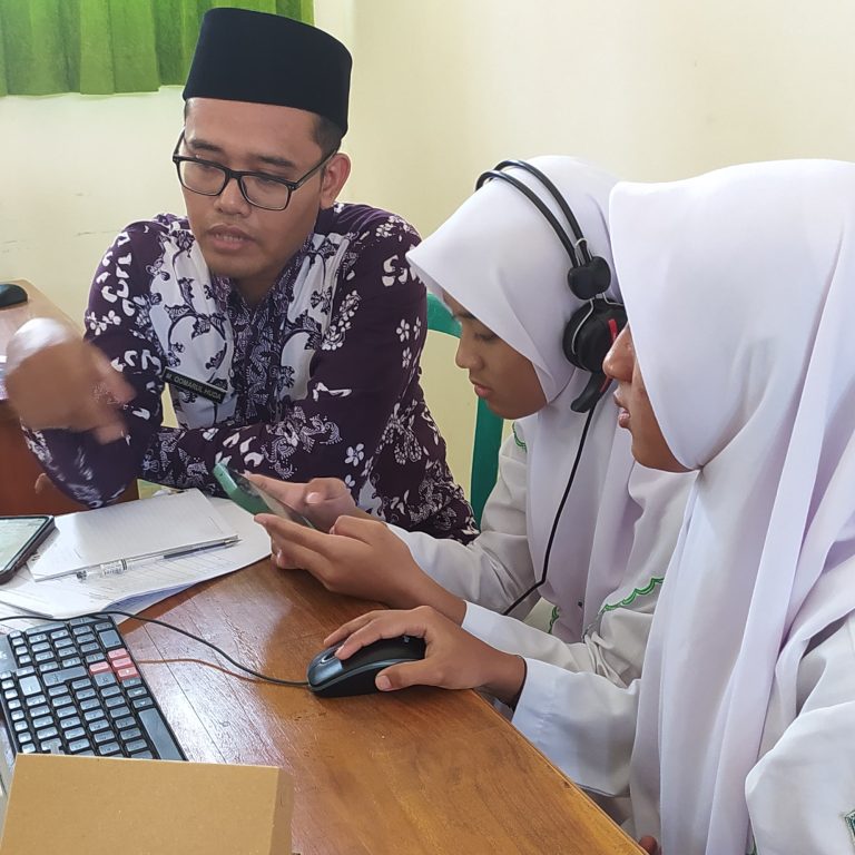 Guru dan Siswa MAN 2 Rembang Ikuti Lomba TIK