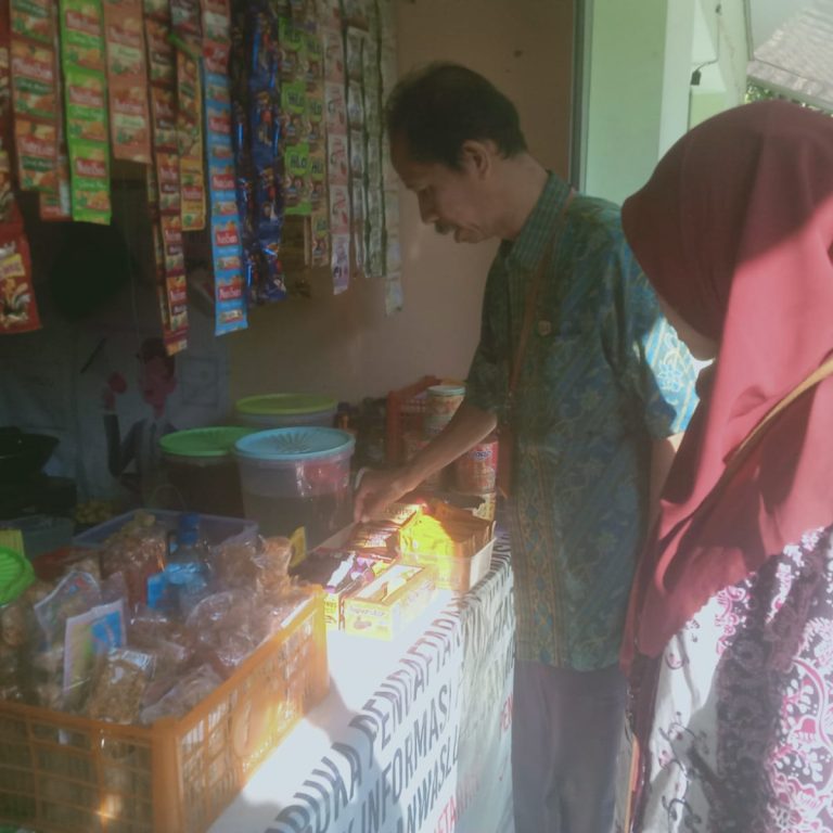Pastikan Jajanan Sehat, MTsN 2 Rembang Sidak Kantin Madrasah
