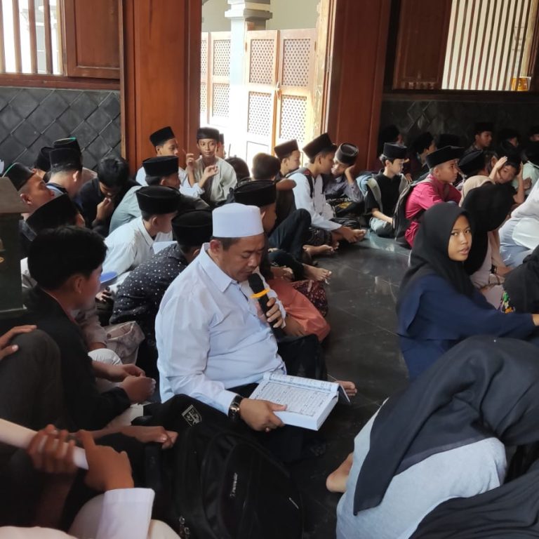 Implementasi P5 P2RA, MTsN 1 Rembang Berziarah dan Produksi Jam
