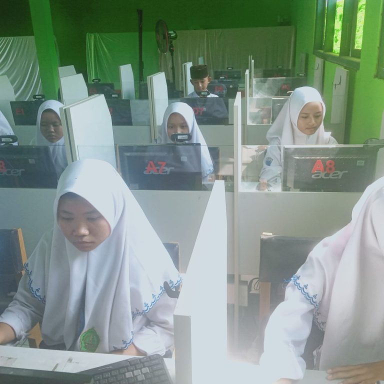 Hari Pertama, ANBK MTsN 2 Rembang Berjalan Lancar