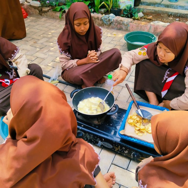 Implementasi P5RA, Siswa MTsN 2 Rembang Buat Makanan Tradisional
