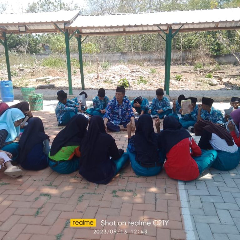 Guru Bahasa Arab MTs N 2 Rembang Terapkan Metode Bernyanyi dalam KBM