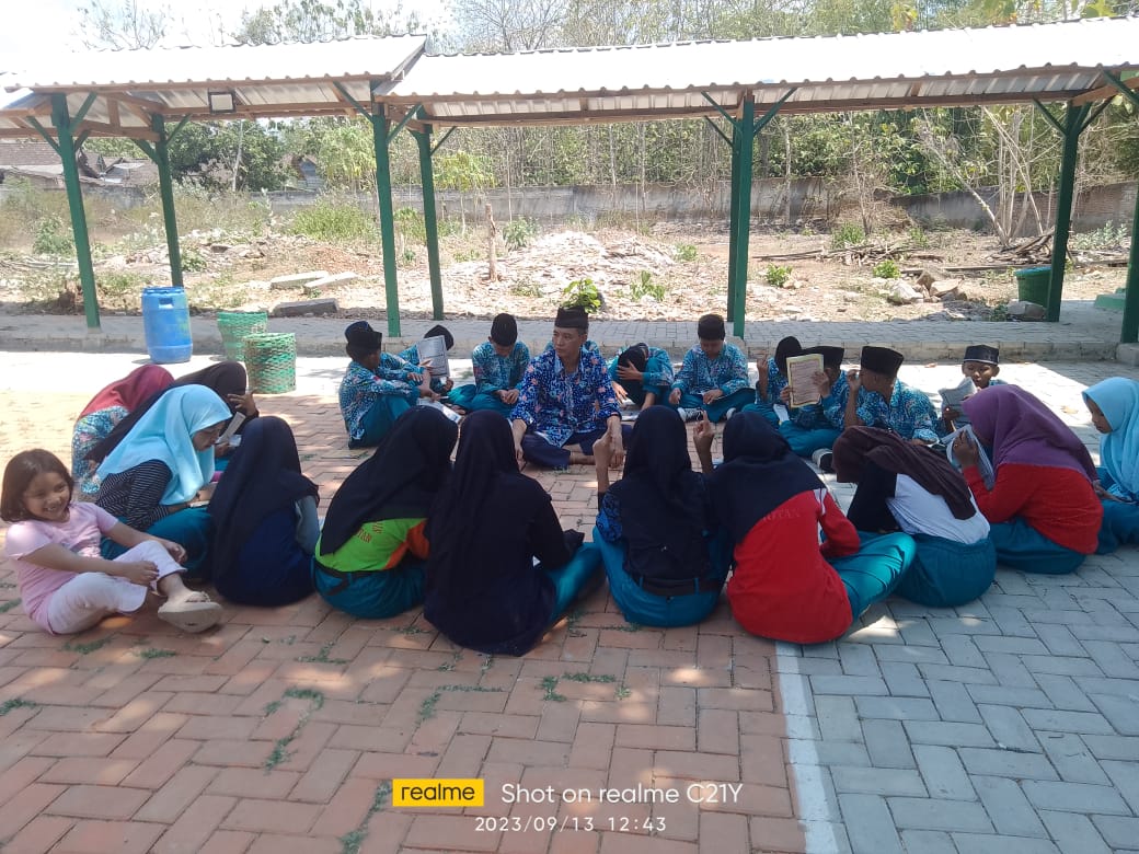 Guru Bahasa Arab MTs N 2 Rembang Terapkan Metode Bernyanyi dalam KBM