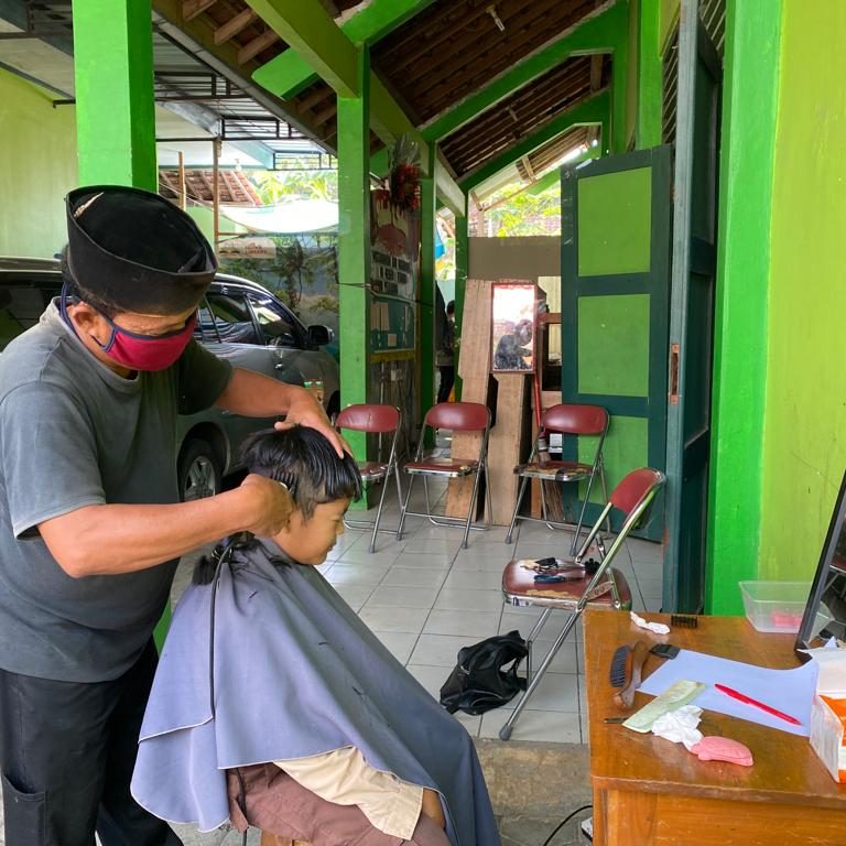 Jum’at Berkah, MIN 1 Kebumen Adakan Potong Rambut Gratis