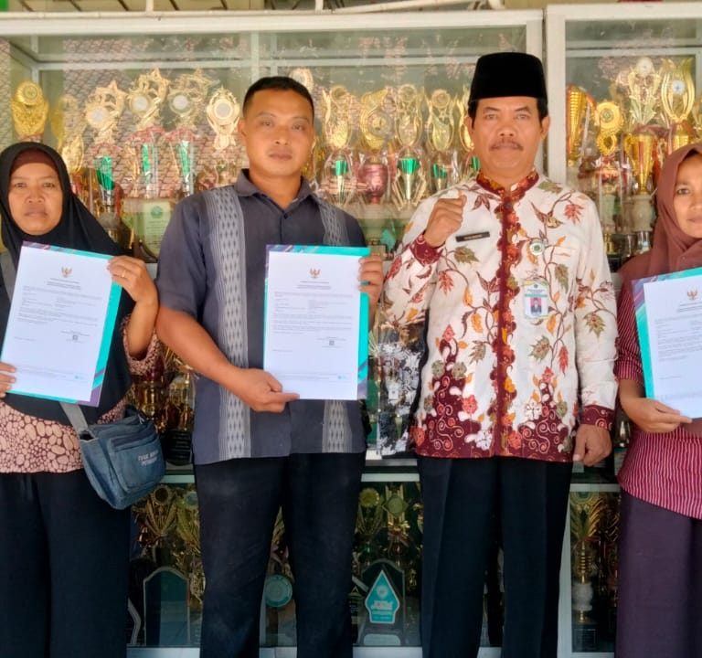 Kantin Halal MIN 2 Kebumen Terima Sertifikat Nomor Induk Berusaha