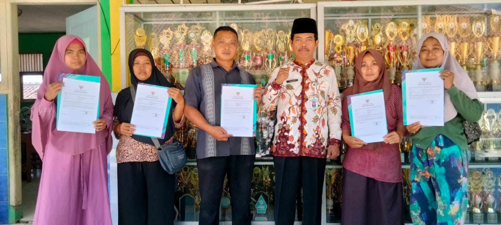 Kantin Halal MIN 2 Kebumen Terima Sertifikat Nomor Induk Berusaha