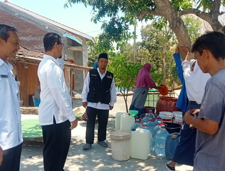 Kekeringan Melanda Sumberlawang, MTsN 3 Sragen Berikan Bantuan Air Bersih