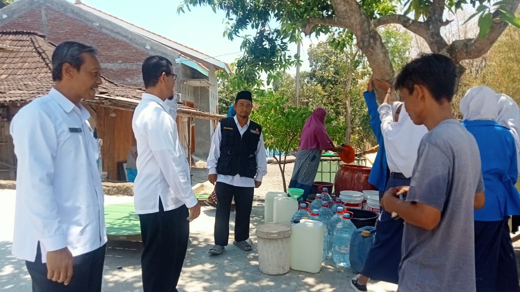 Kekeringan Melanda Sumberlawang, MTsN 3 Sragen Berikan Bantuan Air Bersih