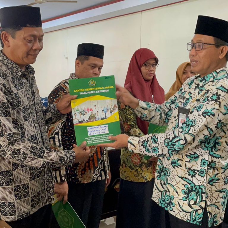 Delapan PNS Kemenag Kebumen Terima SK Kenaikan Pangkat, Enam Lainnya Dimutasi, Siapa Saja ?