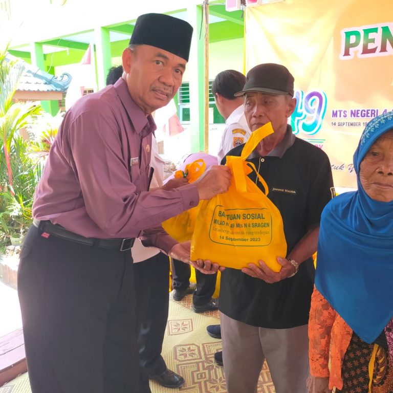 Pembagian Sembako dan Kreasi Seni Siswa Semarakkan Milad ke-49 MTsN 4 Sragen