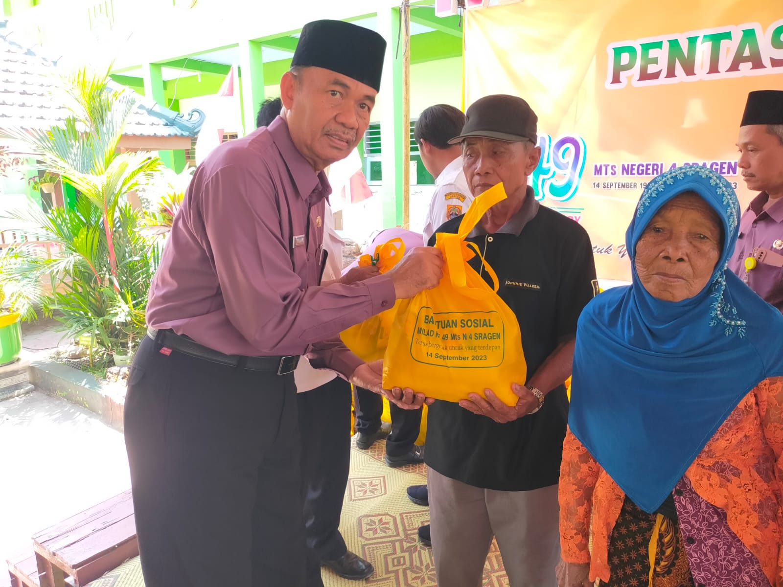 Pembagian Sembako dan Kreasi Seni Siswa Semarakkan Milad ke-49 MTsN 4 Sragen