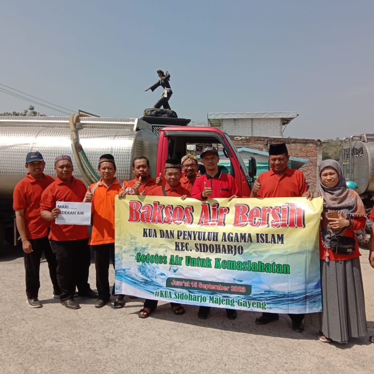 Peduli Kekeringan, KUA Sidoharjo Distribusikan Air Bersih