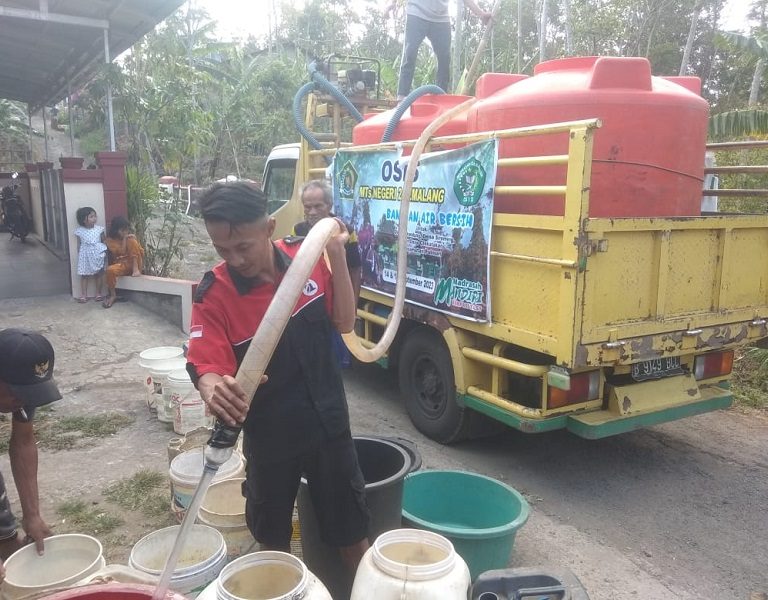 OSIS MTsN 2 Pemalang Peduli dan Berbagi Air Bersih