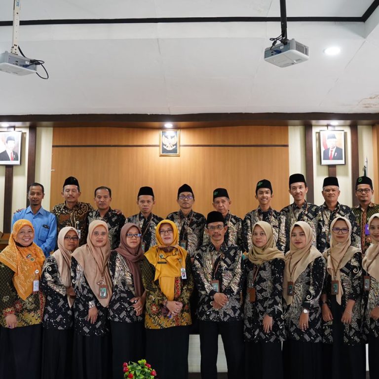 MTsN 1 Kebumen Terima Studi Tiru MTs Al Ma’arif Rakit Banjarnegara