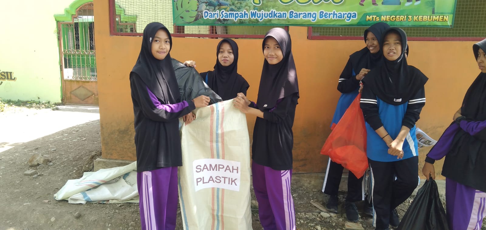 Peringati World Cleanup Day, MTs N 3 Kebumen Adakan Aksi Bersih