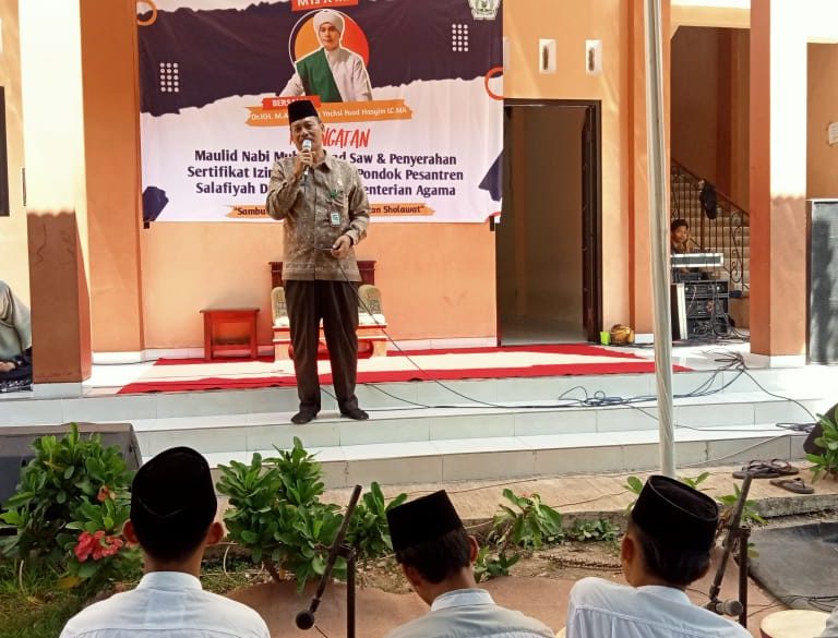 Kasi PD Pontren Kemenag Pekalongan Serahkan PIagam dan Statistik Pondok