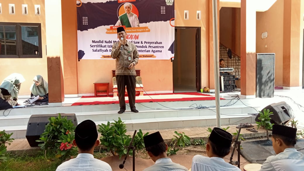 Kasi PD Pontren Kemenag Pekalongan Serahkan PIagam dan Statistik Pondok