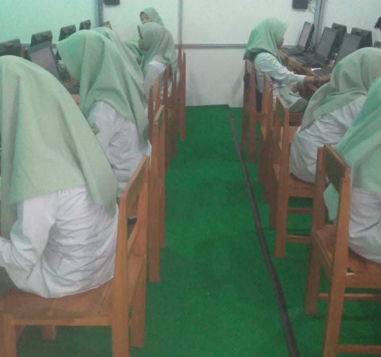 457 siswa MAN 1 Banyumas Mengikuti Uji Validasi Soal AKMI