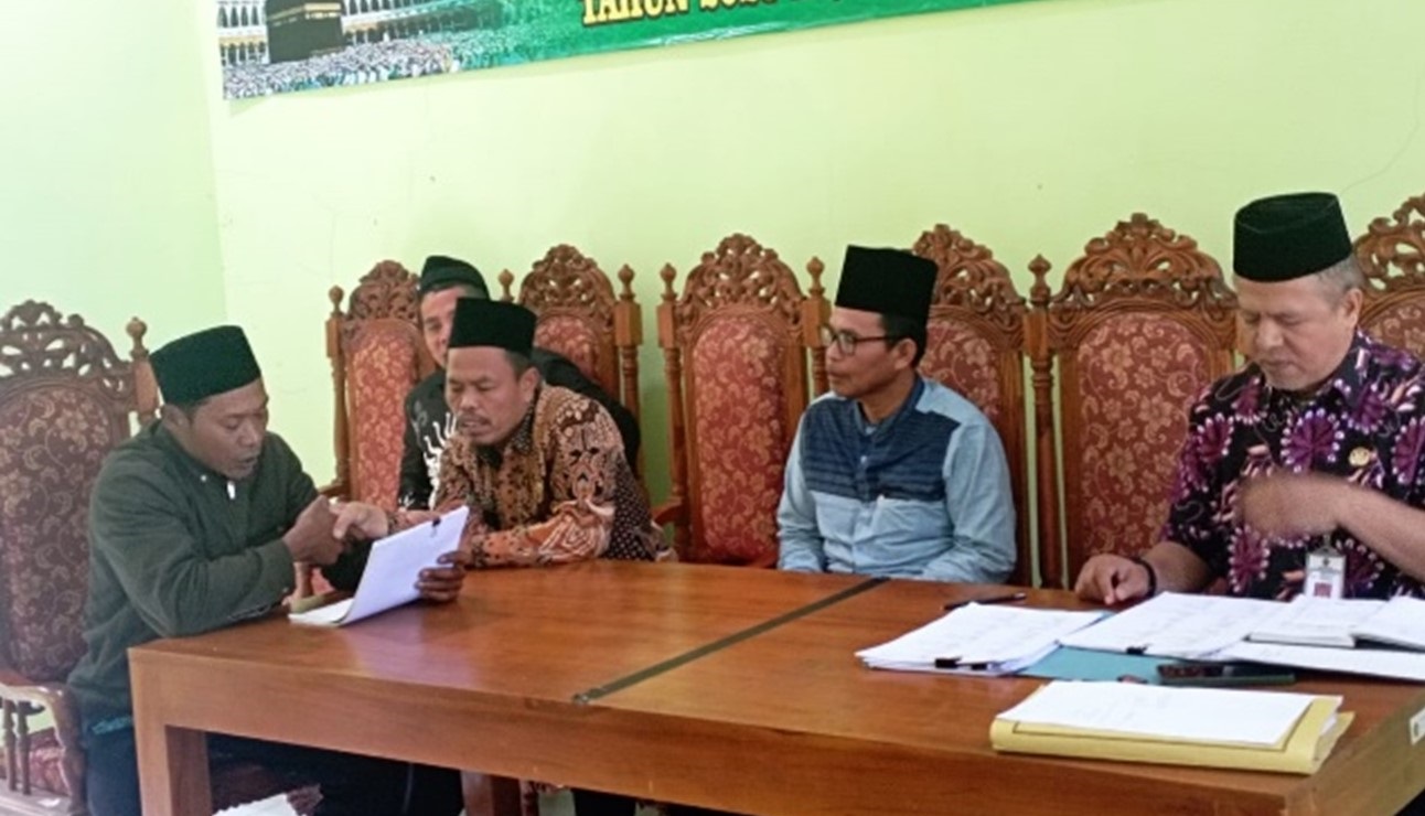Kepala KUA Kecamatan Pagentan Lakukan Tujuh Prosesi Ikrar Wakaf