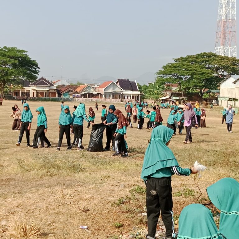 Gelar Cleanup Day, MIN 1 Rembang Gandeng Pemerintah Desa