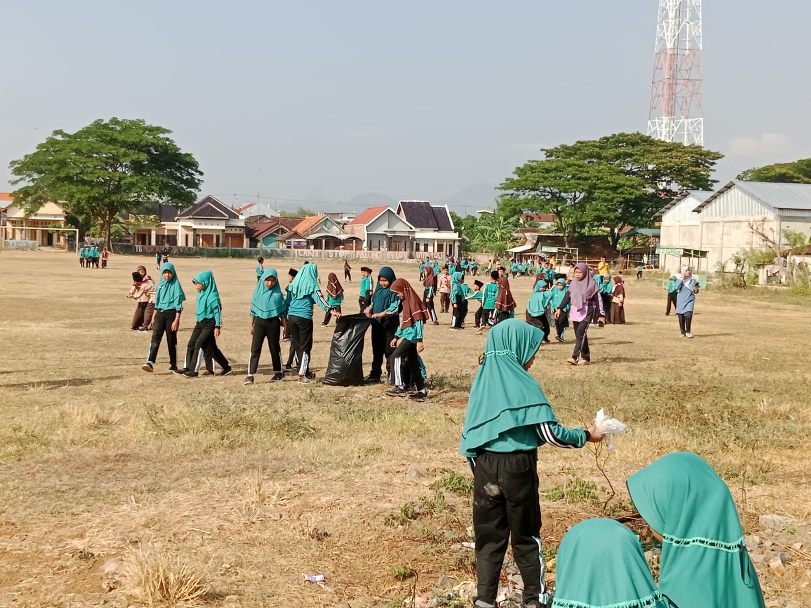 Gelar Cleanup Day, MIN 1 Rembang Gandeng Pemerintah Desa