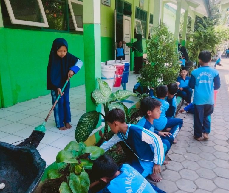 MIN 2 Rembang Sukseskan Gerakan World Cleanup Day