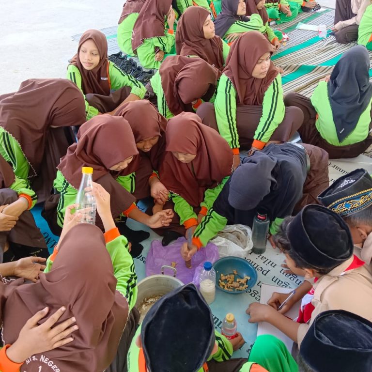 Implementasikan Penguatan Pancasila, Siswa MTsN 1 Rembang Praktik Membuat Jamu dan Ziarah ke Makam Wali