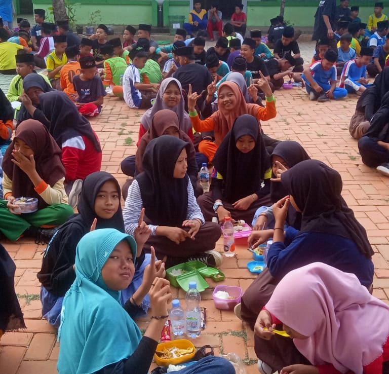 Wujudkan Madrasah Sehat, MTsN 2 Rembang Adakan Sarapan Bersama