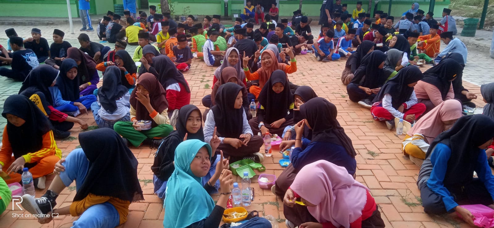 Wujudkan Madrasah Sehat, MTsN 2 Rembang Adakan Sarapan Bersama