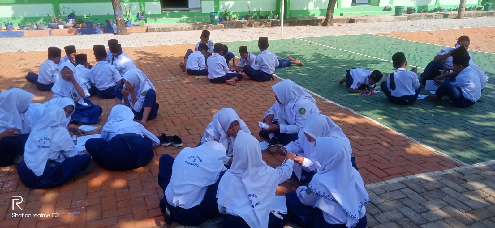 Ciptakan Suasana Menyenangkan, Siswa Belajar di Alam Terbuka
