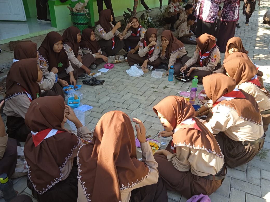 Serunya Gerakan Sarapan Sehat di MTsN 2 Rembang