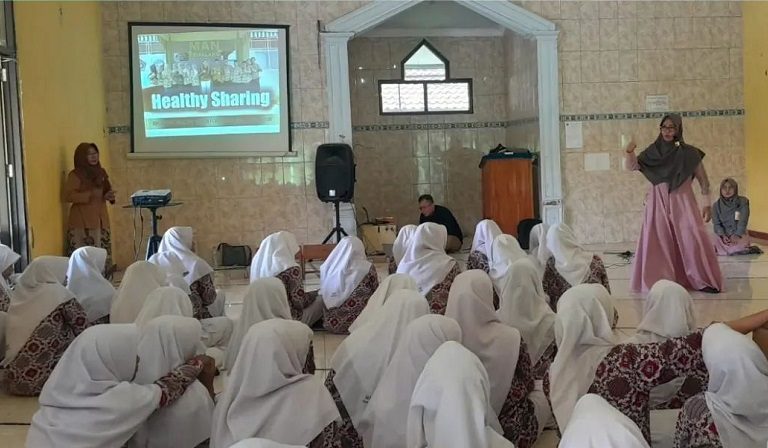 Siswi MAN Pemalang Ikuti Sosialisasi Kesehatan Reproduksi Remaja