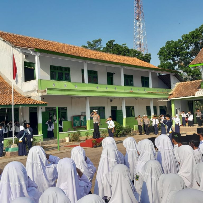Menjadi Irup di MTs Maarif Karanganyar, Polres Pekalongan Suarakan Stop Bulyying