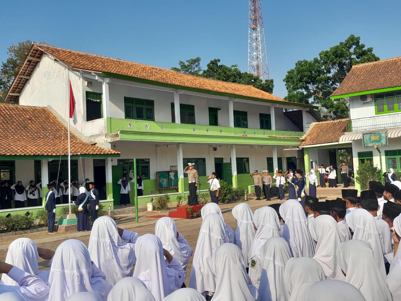 Menjadi Irup di MTs Maarif Karanganyar, Polres Pekalongan Suarakan Stop Bulyying
