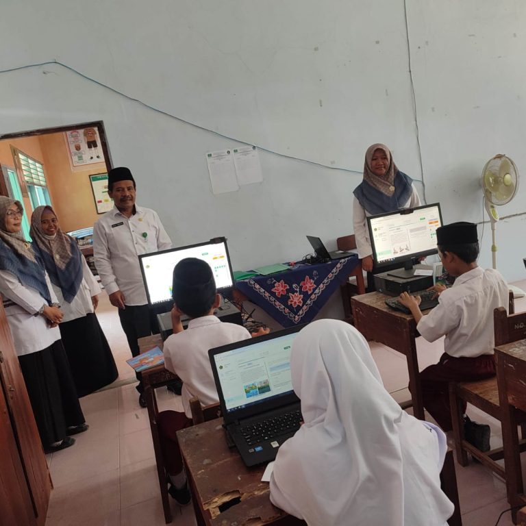 Kepala Kemenag Pekalongan Imam Tobroni MOnitoring Pelaksanaan AKMI MI