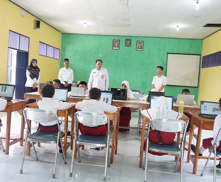 Plt. Kepala Kemenag Brebes Tinjau Pelaksanaan ANBK di MIN 3 Brebes