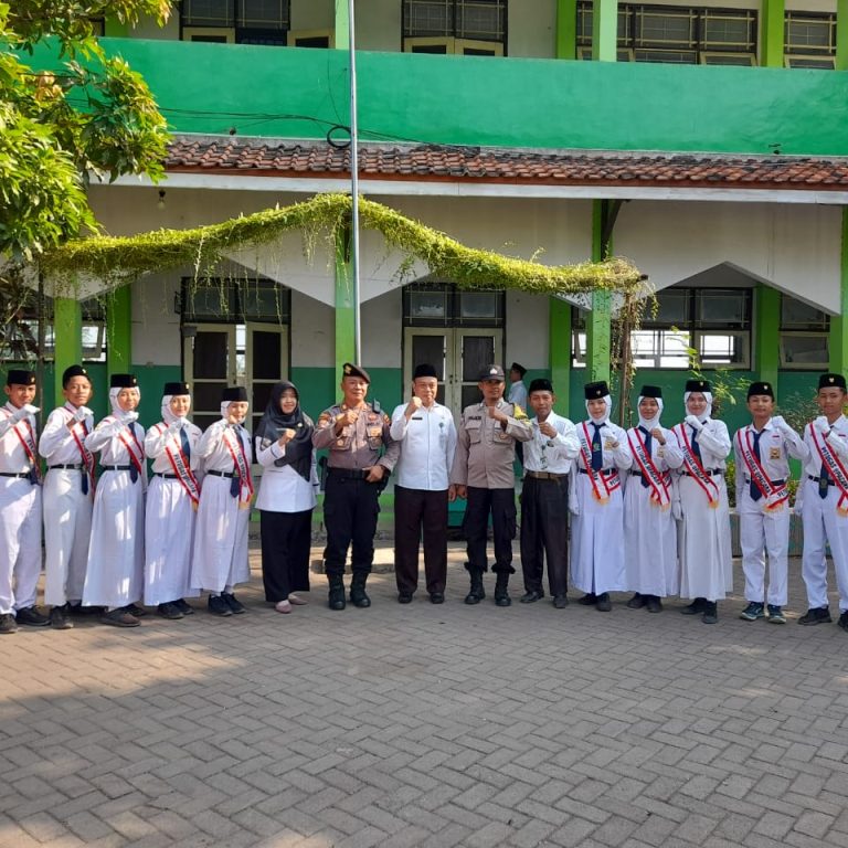 Kasat Samapta POLRES Pekalongan menjadi Inspektur Upacara di MTsN 2 Pekalongan