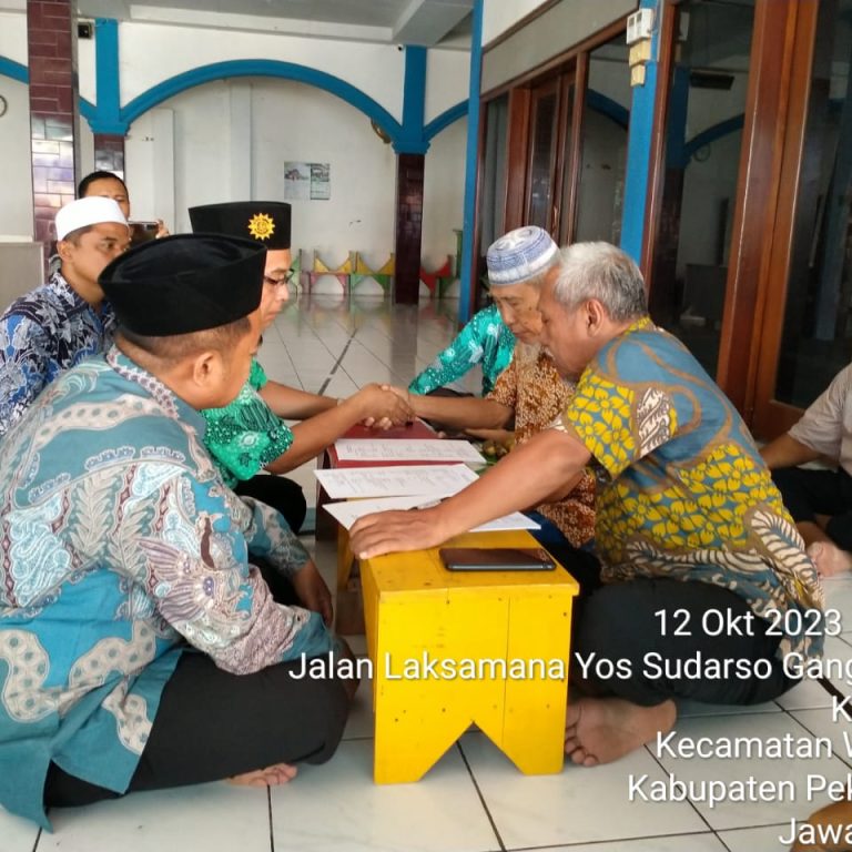 Penandatangan Akta Ikrar Wakaf Desa Kemplong Wiradesa