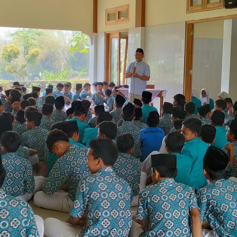 Buktikan Kecintaan pada Nabi, MTsN 2 Sragen Adakan Pengajian Maulid