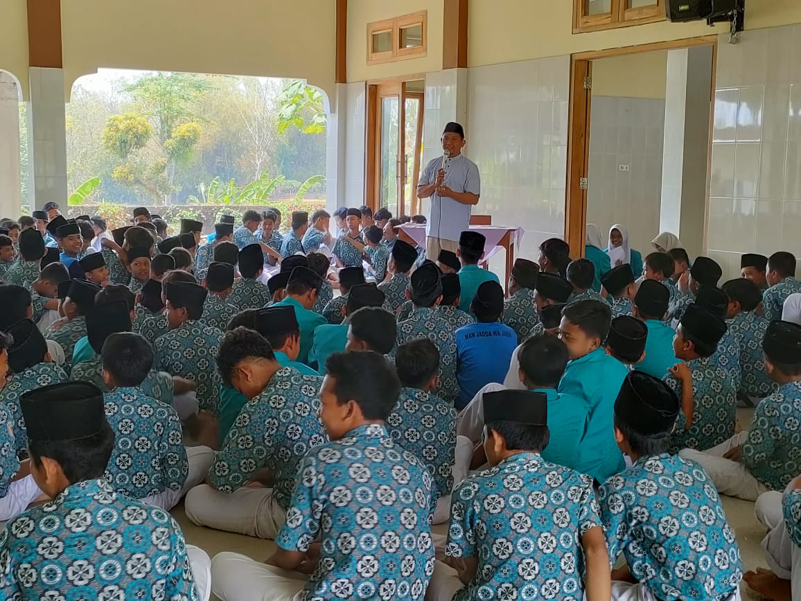 Buktikan Kecintaan pada Nabi, MTsN 2 Sragen Adakan Pengajian Maulid